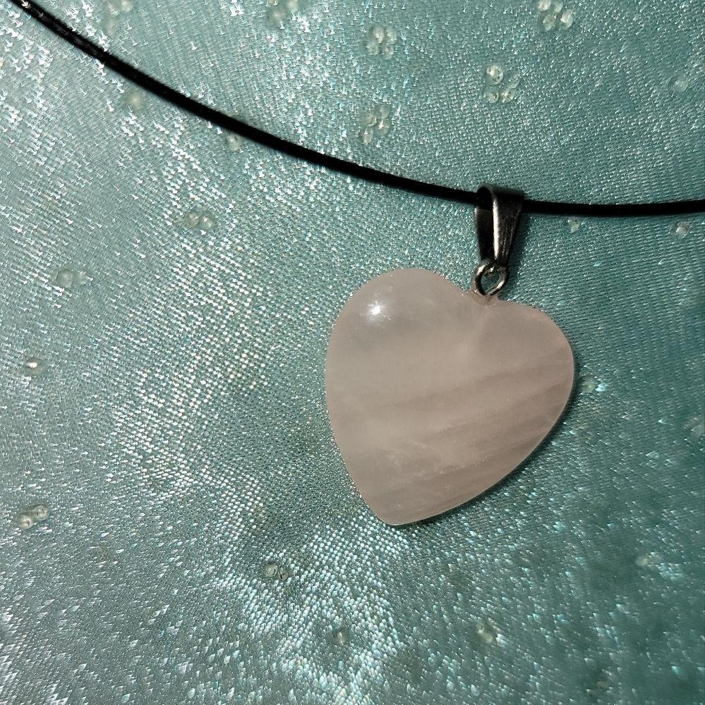Pretty circular necklace with barrel screw clasp with ONE 1 Heart pendent - Picture 8 of 13